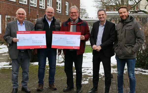 Dirk Phlippen überreicht der Bürgerstiftung und Tafel symbolisch Schecks