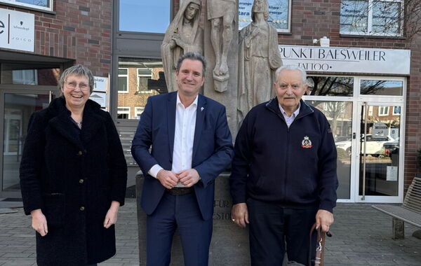 v.l. Iris Tomczak-Pestel, Technische Dezernentin Stadt Baesweiler, Bürgermeister Pierre Froesch, Aloys Mänz
