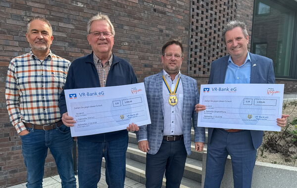 Spendenübergabe, v.l. Thomas Jansen (Geschäftsführer Bürgerstiftung), Willy Feldeisen (Vorsitzender Baesweiler Tafel), Stefan Jansen (Leiter VR-Bank Geschäftsstelle Baesweiler), Bürgermeister Pierre Froesch (Vorsitzender des Stiftungsvorstandes)