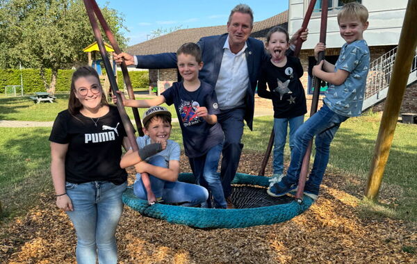 Bürgermeister Pierre Froesch mit Kindern auf dem Außengelände der Kita Panama