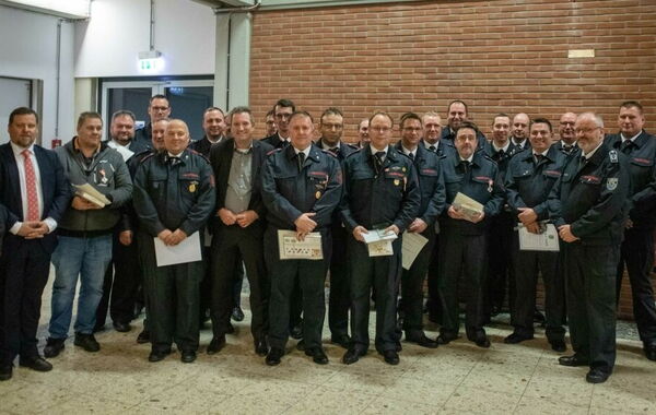 Die geehrten Mitglieder der Freiwilligen Feuerwehr.