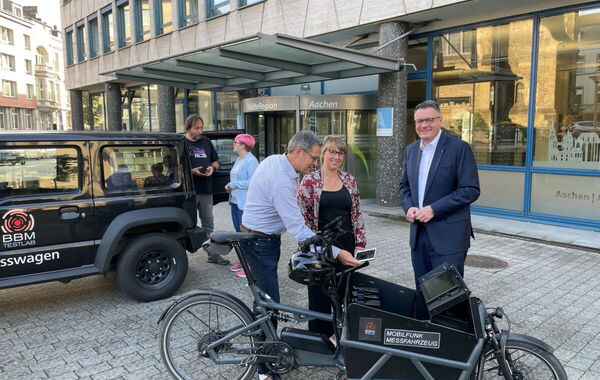 V.l.: Peter Schmidt (Techniker BBM), Tanja Fabian (Mobilfunkkoordinatorin), Gregor Feneberg (Managing Director BBM M), Susanne Lauffs (Leiterin Wirtschaftsförderung) und Städteregionsrat Dr. Tim Grüttemeier