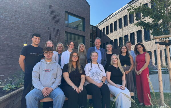 Foto: Die Auszubildenden der Stadt Baesweiler gemeinsam mit Bürgermeister Pierre Froesch (Mitte), der Leiterin der Personalabteilung, Elke Nose-Dickmann (hintere Reihe 3.v.l.), und der Personalratsvorsitzenden Claudia Brett (r.)