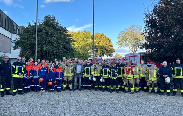 Die Mitglieder der Freiwilligen Feuerwehr Baesweiler mit Bürgermeister Pierre Froesch