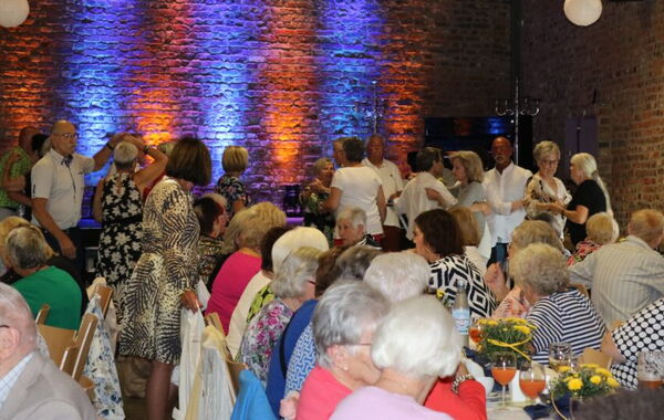 Senior*innen tanzen beim Tanztee im Rahmen der Woche 55+