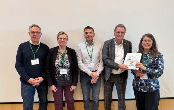 Foto: v.l.: Matthias Düro (architecture + améngement s.a.), Iris Tomczak-Pestel (Technische Dezernentin Stadt Baesweiler), Ralf Peters (Leiter des Amtes für Gebäude- und Grundstücksmanagement), Bürgermeister Pierre Froesch, Tanja Schulz (Passivhausinstitu