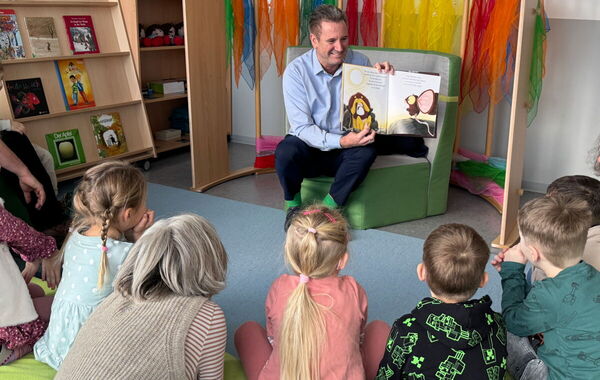 Bürgermeister Pierre Froesch liest aus einem Buch.