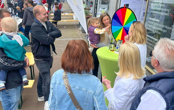 Besucherinnen und Besucher vor der KREATIV