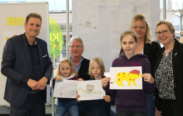 Bürgermeister Pierre Froesch und die Technische Dezernentin Iris Tomczak-Pestel mit den Gewinner*innen des Malwettbewerbs.