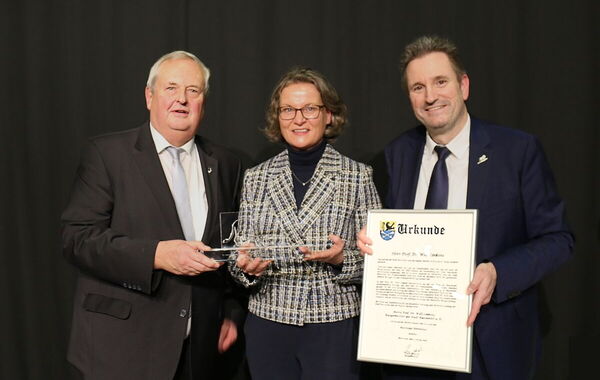 Bürgermeister a.D. Dr. Willi Linkens nimmt den Ehrenlöwen von Ministerin Ina Scharrenbach und Bürgermeister Pierre Froesch entgegen