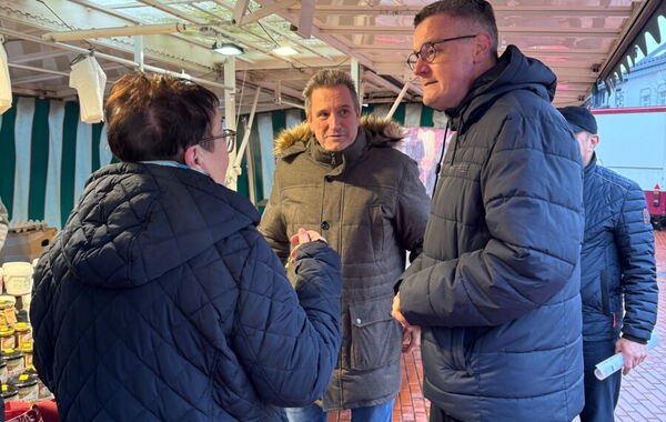 Pierre Froesch und Dr. Tim Grüttemeier im Gespräch mit einer Bürgerin