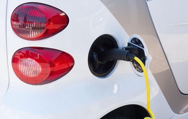 E-Auto am Strom angeschlossen