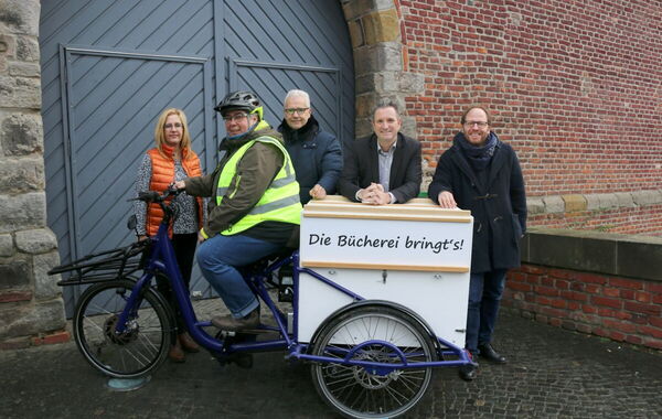 Elke Tetz (Leiterin Stadtbücherei), Michaela Goebels (Mitarbeiterin Stadtbücherei), Wolfgang Ohler (Leiter Kulturamt), Bürgermeister Pierre Froesch, Jan-Felix Schmidt (Leiter Stadtentwicklungsamt) mit dem Book-Bike.