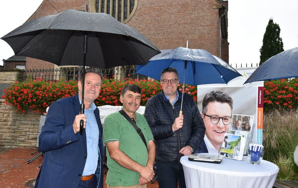 Bürgermeister Pierre Froesch, Vorsitzender des Integrationsrates, Kazim Karakök, Städteregionsrat Dr. Tim Grüttemeier