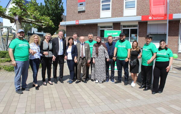 Besucher*innen der Gedenkveranstaltung "bunt statt braun"