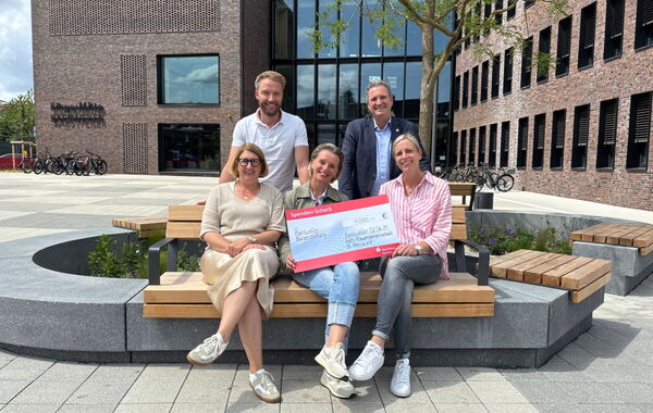 Die Kath. Frauengemeinschaft St. Petrus spendet an die Bürgerstiftung.