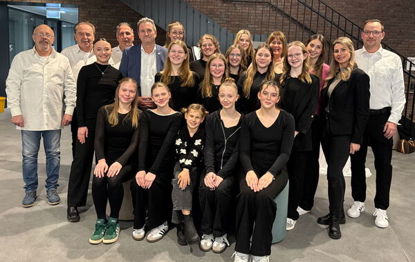 Mitglieder der KG Narrenzunft Baesweiler und Bürgermeister Pierre Froesch