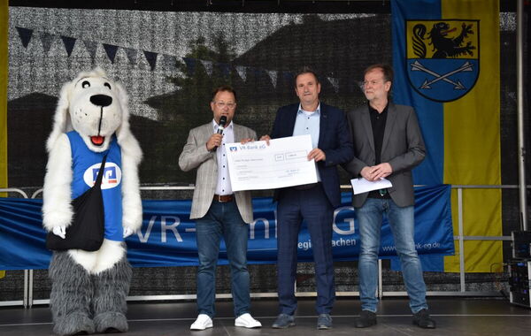 Scheckübergabe beim Lach-Möwen-Löwen-Tag