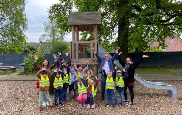 Kinder und Erzieherinnen von der Kita Paradiso mit Bürgermeister Pierre Froesch