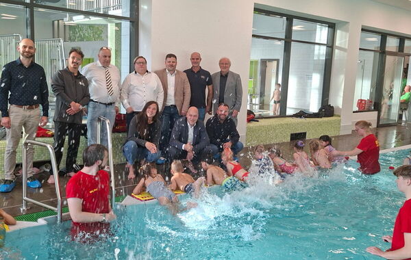 Organisatoren der Wassergewöhnungskurse mit Kindern im Freizeitbad