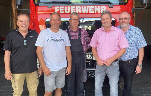 Mitglieder der KG Narrenzunft, Leitung der Feuerwehr und Bürgermeister Pierre Froesch