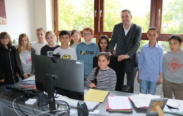 Bürgermeister Pierre Froesch und die Sieger*innen des Aufsatzwettbewerbs im Bürgermeister-Büro.