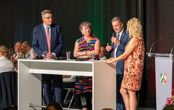Städteregionsrat Dr. Tim Grüttemeier, Staatssekretärin Andrea Milz, Bürgermeister Pierre Froesch