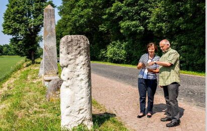 Eine Frau und ein Mann stehen an der Via Belgica