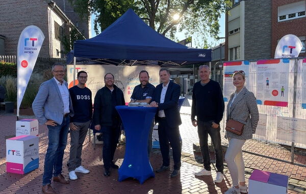 Die Planenden der Regiotram standen den Besucher*innen der Veranstaltung "Herbstfest meets Weinfest" für Fragen zur Verfügung.
