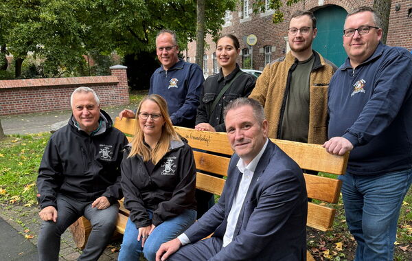 Bankübergabe in Oidtweiler auf dem Dorfplatz