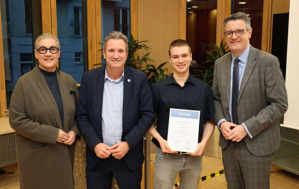 Oberbürgermeisterin Sibylle Keupen, Bürgermeister Pierre Froesch, Henrik Prepols, Städteregionsrat Dr. Tim Grüttemeier (v.l.)