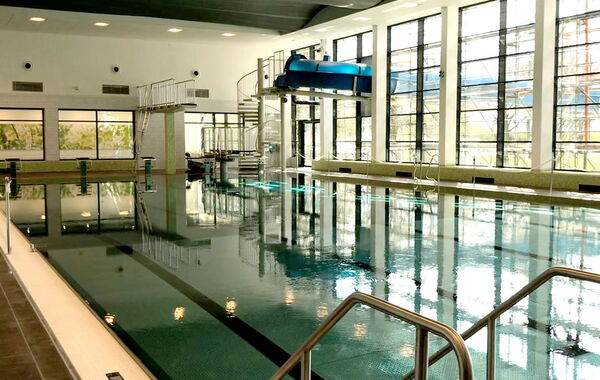 Innenbereich des Hallenbads