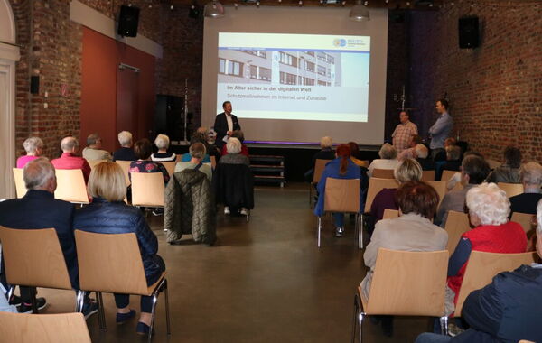 Bürgermeister Pierre Froesch begrüßt die Besucher*innen des Seniorenforums.