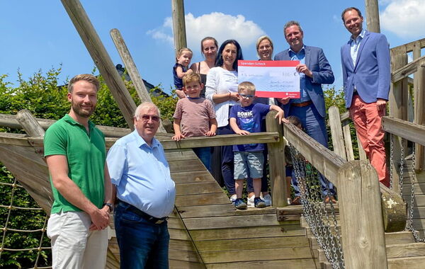 Mitglieder der Bürgerstiftung, Leiterin der Kita Weltentdecker, Jugendamtsleiter Sebastian Heyn