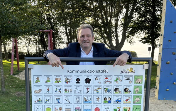 Bürgermeister Pierre Froesch an der Kommunikationstafel