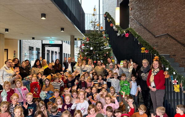 Kinder schmücken den Tannenbaum.
