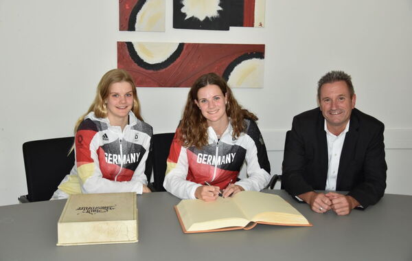 Eintrag in das Goldene Buch Christina und Elena Wassen