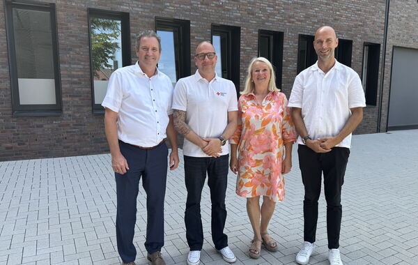 Foto: v.l. Bürgermeister Pierre Froesch, Oliver Renn (Flüchtlingshilfe DRK), Birgit Kremer-Hodok (Leitung Amt für soziale Angelegenheiten und Wohnungswesen), Andreas Nowak (Abteilungsleiter Migration und Integration - DRK)