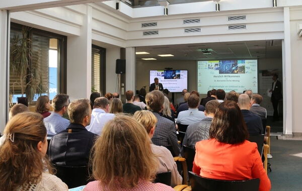 Bürgermeister Pierre Froesch eröffnet das BioTec-Meeting.