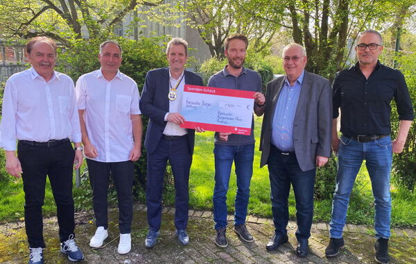 Bürgermeister Pierre Froesch überreicht Tobias Kreutz einen Scheck