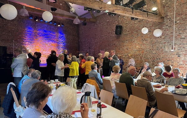 Besucherinnen und Besucher des Tanztees tanzen