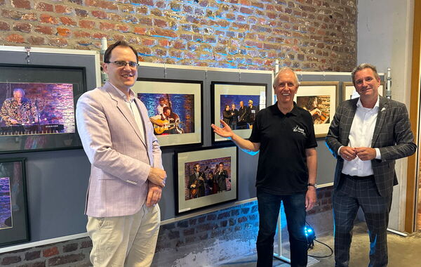 v.l. Florian Koltun (Mit-Organisator der Jazzclub-Reihe), Fotografie-Künstler Rolf Beckers, Bürgermeister Pierre Froesch