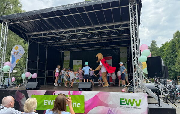 Hund Buddy auf der Bühne beim BIGnick