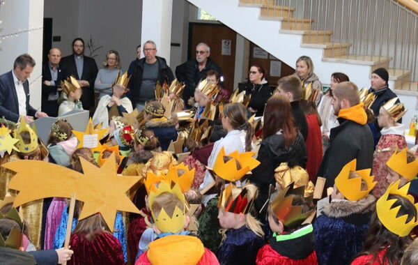 Bürgermeister Pierre Froesch begrüßt die Sternsinger im Rathaus Setterich