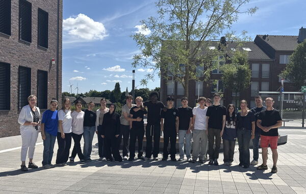 Schülerinnen und Schüler des Gymnasiums zu Besuch in der BMB