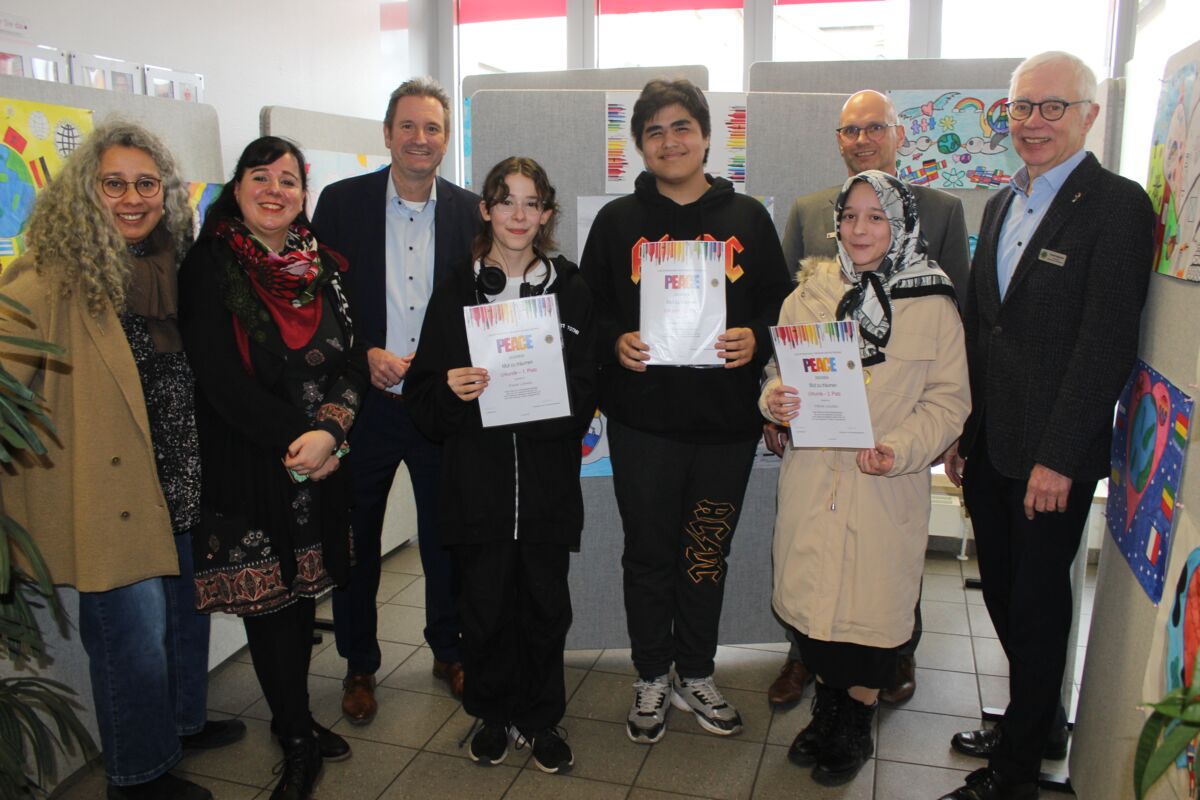 Sieger*innen des Friedensplakatwettbewerbs