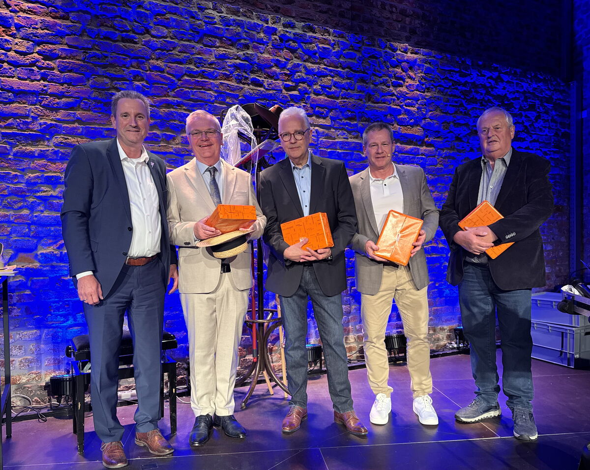 v.l. Bürgermeister Pierre Froesch, Jürgen Beckers, Wolfgang Ohler (langjähriger Leiter des Amtes für Schule, Sport und Kultur), Harald Claßen, Dr. Willi Linkens (Bürgermeister a.D.)