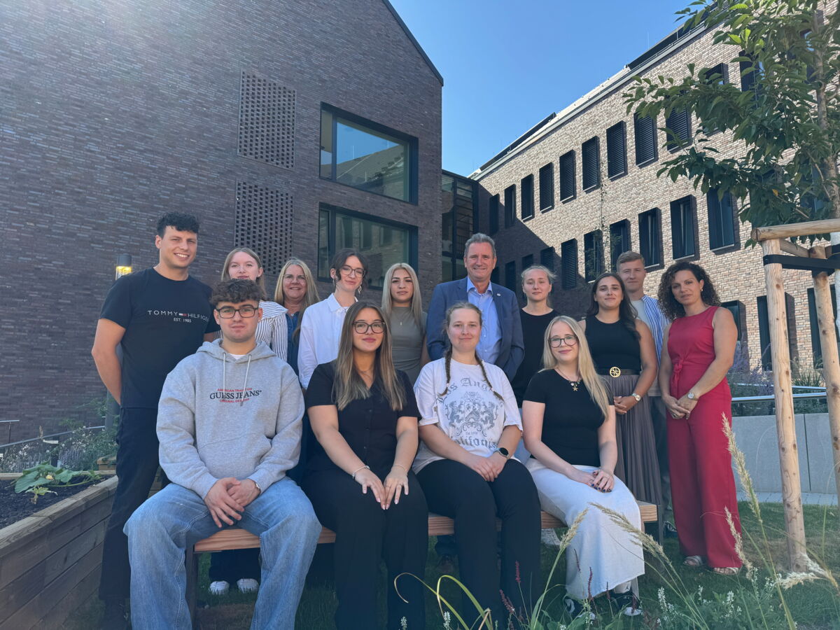 Foto: Die Auszubildenden der Stadt Baesweiler gemeinsam mit Bürgermeister Pierre Froesch (Mitte), der Leiterin der Personalabteilung, Elke Nose-Dickmann (hintere Reihe 3.v.l.), und der Personalratsvorsitzenden Claudia Brett (r.)