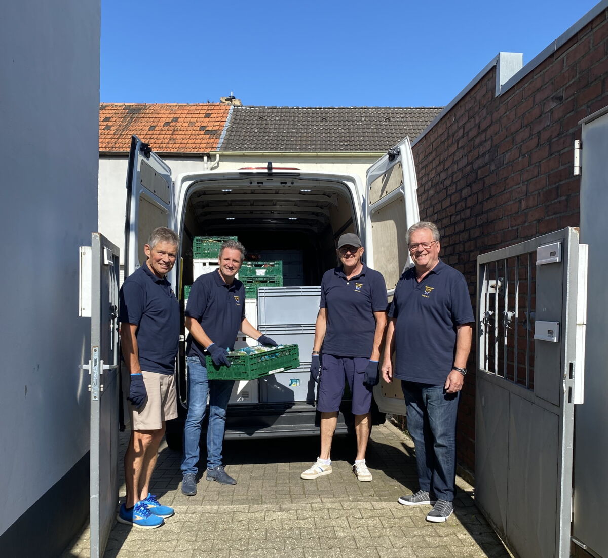 Die Waren der Tafel werden ausgeladen