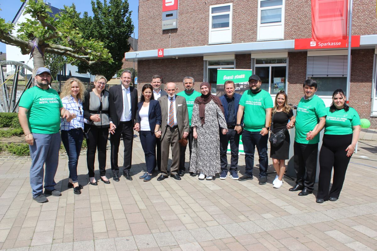 Besucher*innen der Gedenkveranstaltung "bunt statt braun"